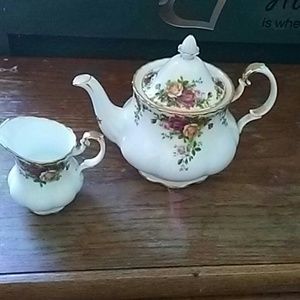old coutry roses teapot